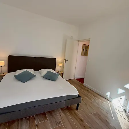 Old 2 Guests Антиб