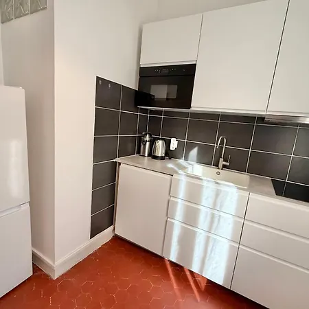 Old 2 Guests Апартаменты Антиб